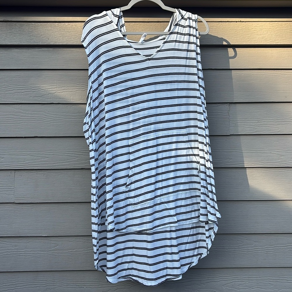 Livi Tunic Top with hood and pocket on the front